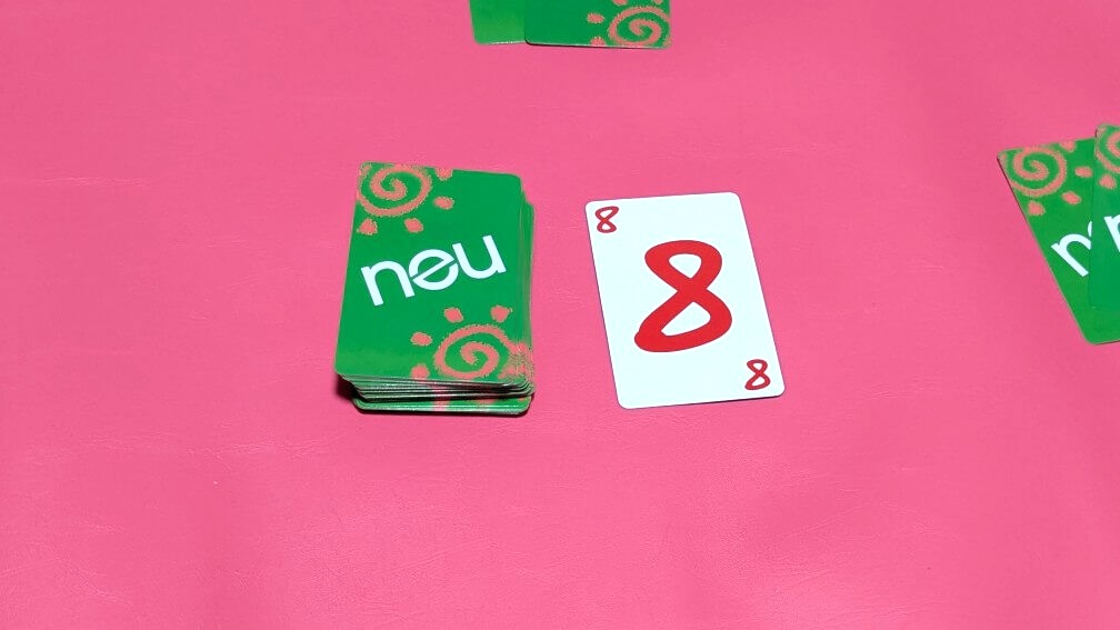 山札の隣に8のカード